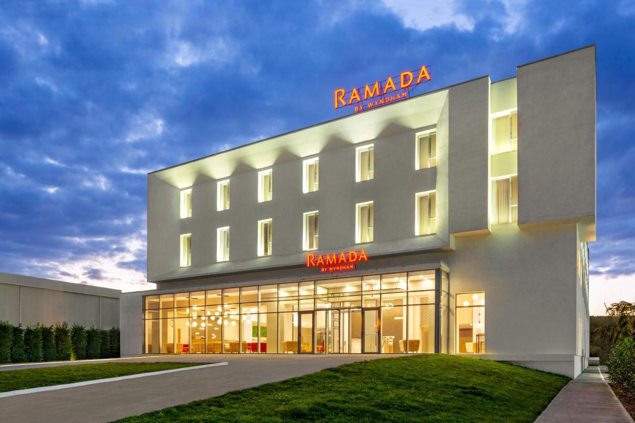 Ramada By Wyndham Targu Jiu Hotel Exterior photo